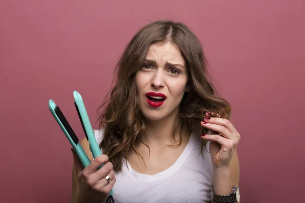 Vrouw styling haar haar Stockfoto