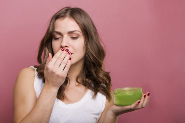 Kadın bir şişe krem