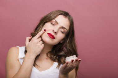 Kadın bir şişe krem