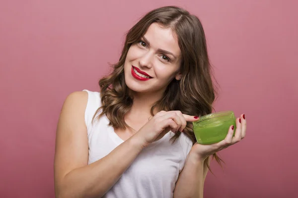 Mujer con una botella de crema —  Fotos de Stock