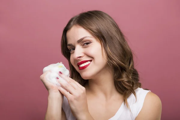 Femme avec une bouteille de lotion — Photo