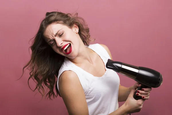 Femme séchant ses cheveux — Photo