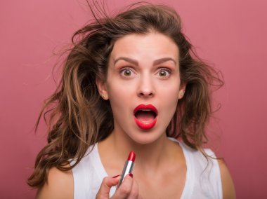 Güzel bir kadınla bir ruj