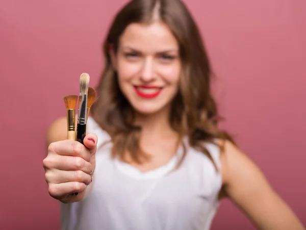 Hermosa mujer con cepillo cosmético — Foto de Stock