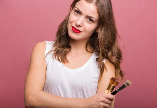 Güzel kadın kozmetik fırça ile — Stok fotoğraf