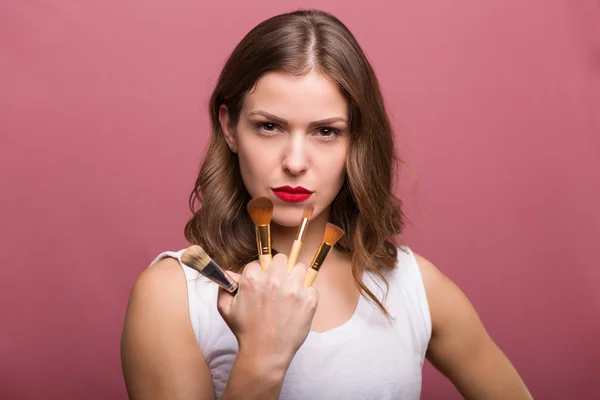 Hermosa mujer con cepillo cosmético — Foto de Stock