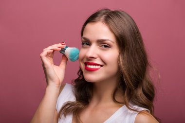 Güzel kadın kozmetik fırça ile