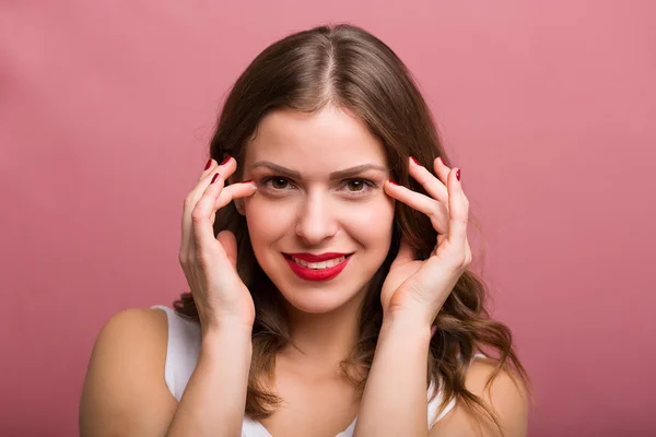 Mulher aplicando um creme para os olhos — Fotografia de Stock