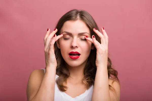 Mujer aplicando una crema para los ojos — Foto de Stock