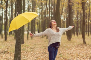 Parkta yürüyen kız.