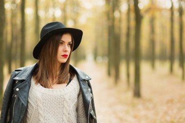 Parkta yürüyen kız.