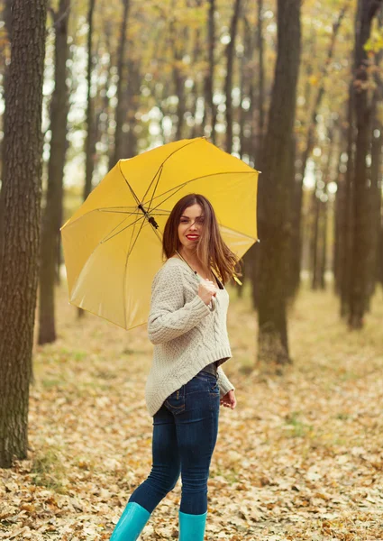 Chica caminando en el parque — Foto de Stock