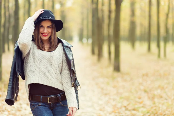 Menina andando no parque — Fotografia de Stock