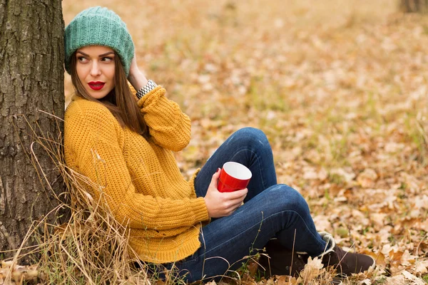 Chica en el bosque — Foto de Stock