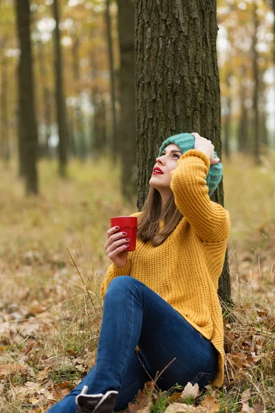 Mädchen im Wald — Stockfoto