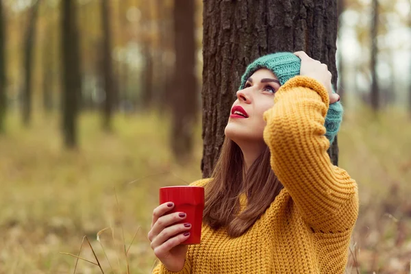 Meisje in het bos — Stockfoto