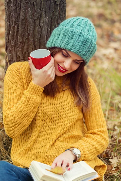 Menina na floresta — Fotografia de Stock