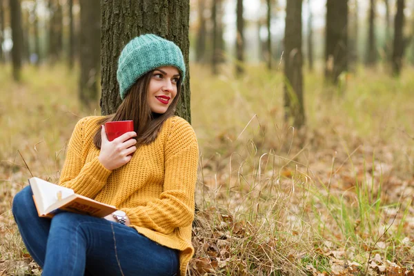 Ragazza nella foresta — Foto Stock