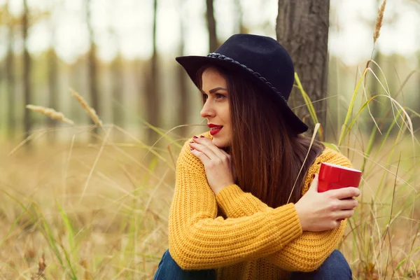 Mädchen im Wald — Stockfoto