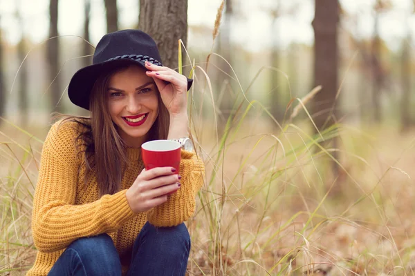 Ragazza nella foresta — Foto Stock