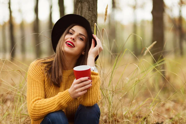 Chica en el bosque — Foto de Stock