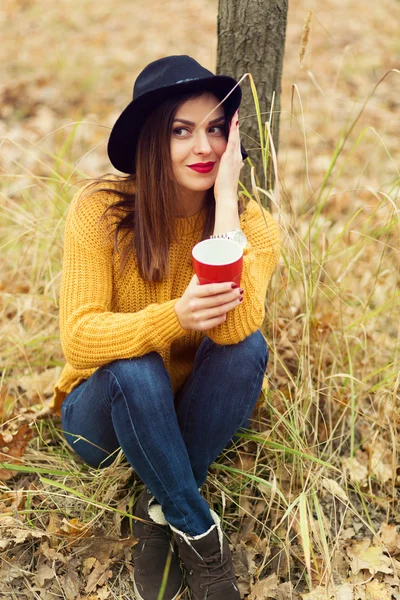 Mädchen im Wald — Stockfoto