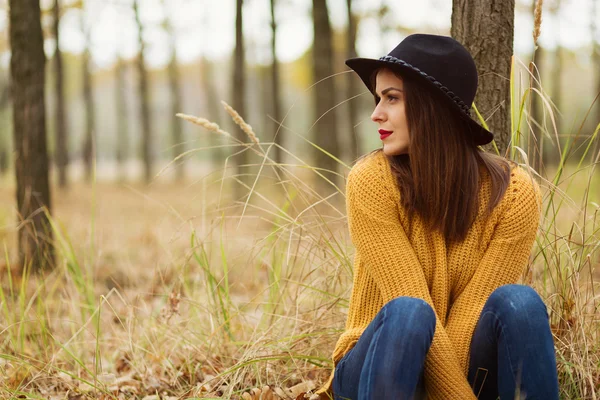 Chica en el bosque — Foto de Stock