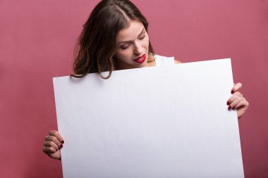 bir afiş tutan güzel kadın