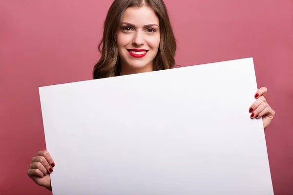 Mulher bonita segurando uma bandeira — Fotografia de Stock