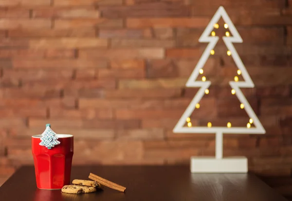 一杯のコーヒーとクリスマスの装飾 — ストック写真