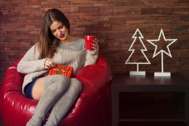 Hediye kutusu olan mutlu kadın.