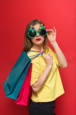 Noel partisi gözlük ve alışveriş torbaları kadın ile