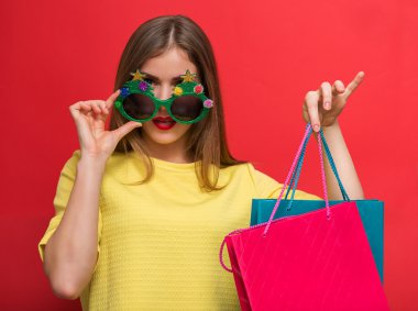 Noel partisi gözlük ve alışveriş torbaları kadın ile