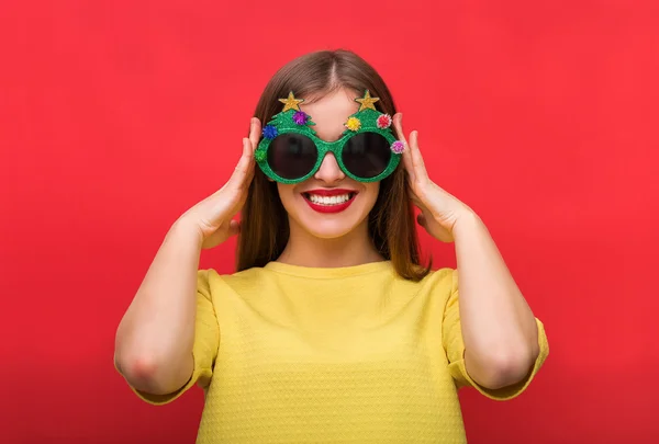 Женщина в рождественских очках — стоковое фото