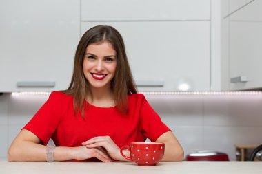 Göz alıcı ev kadını onun mutfak at