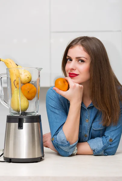 Schöne Frau in ihrer Küche — Stockfoto