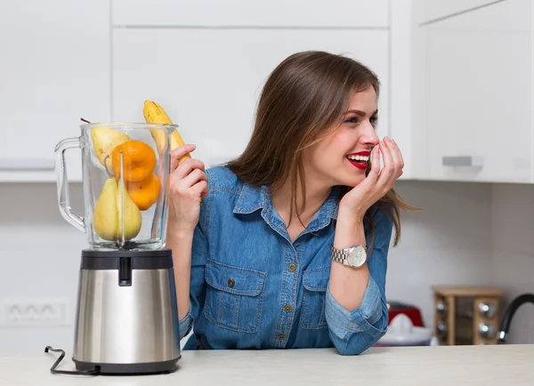 Mulher bonita em sua cozinha — Fotografia de Stock