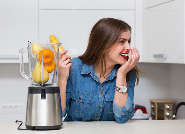 Красивая женщина на кухне
