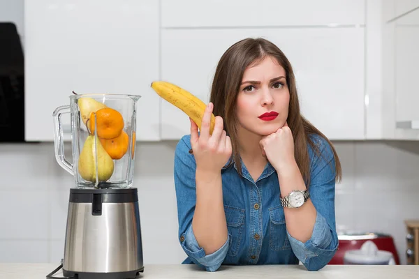 Hermosa mujer en su cocina — Foto de Stock