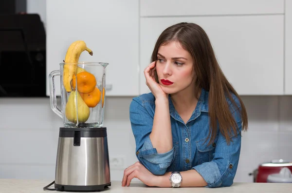 Mooie vrouw op haar keuken — Stockfoto