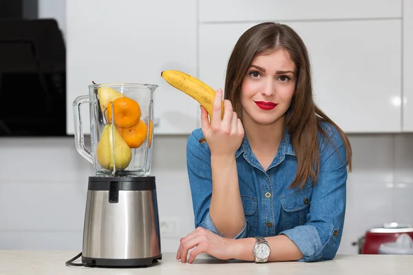 Beautiful woman at her kitchen — Stock Photo, Image