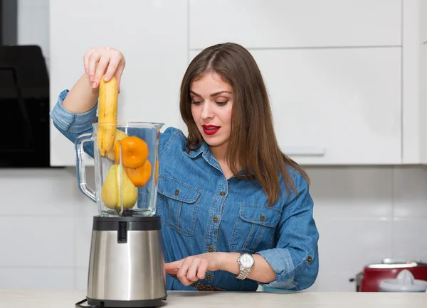 Mulher bonita em sua cozinha — Fotografia de Stock