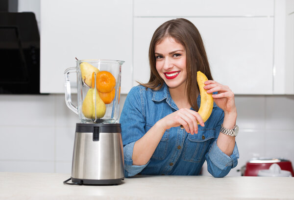 Красивая женщина на кухне
