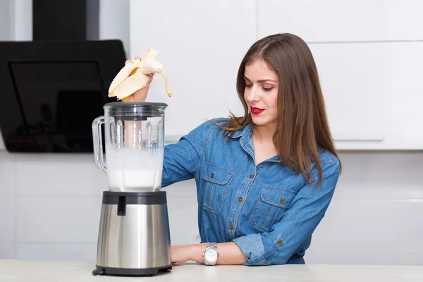 Mulher bonita em sua cozinha — Fotografia de Stock