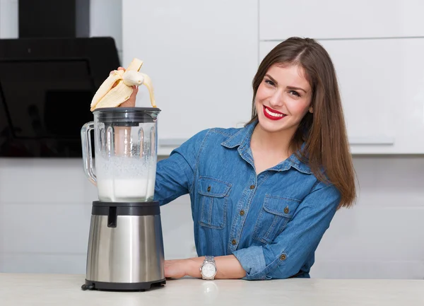 Mulher bonita em sua cozinha — Fotografia de Stock