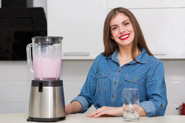 Schöne Frau in ihrer Küche — Stockfoto