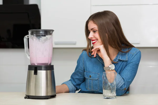 Hermosa mujer en su cocina — Foto de Stock