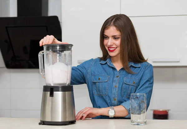 Mulher bonita em sua cozinha — Fotografia de Stock