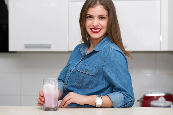 Beautiful woman at her kitchen — Stock Photo, Image