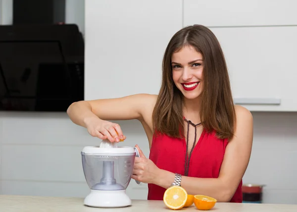 Mulher bonita em sua cozinha — Fotografia de Stock